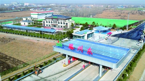 12月21日,临沂至滕州公路项目费县南互通至滕州北枢纽互通段建成通车。据了解,临滕高速是促进枣庄和临沂两地市间一体化发展、经济圈转型升级和提升区域整体经济实力的重要交通设施引擎,项目建成通车将进一步加快推动鲁南经济圈同各地市产业共融、互联互通。值得一提的是,新落成的滕州东收费站为“开放式”智慧零碳收费站,推行“少亭、去岛、窄岛”,采用高智能化、高集成度设备,实现“收发卡位置自适应、现金自动找零”,应用国内首款双向“三合一”栏杆机,集成车牌识别、费额显示、自动栏杆机等功能,可同时控制两条车道。收费站发卡速度提升33%、缴费速度提升20%,通行体验更顺畅。◎山东商报·速豹新闻网记者 孙姮 贺楚婧 摄